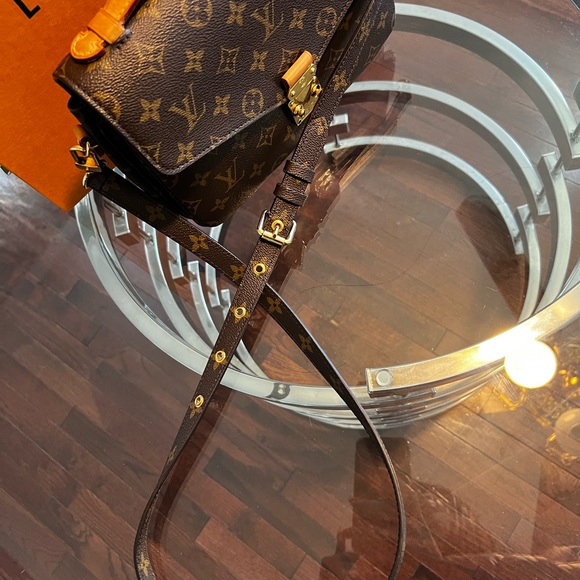 Louis Vuitton Pochette Métis Monogram - Picture 14 of 15